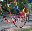 Guirnaldas con pompones para adornar cumpleaños